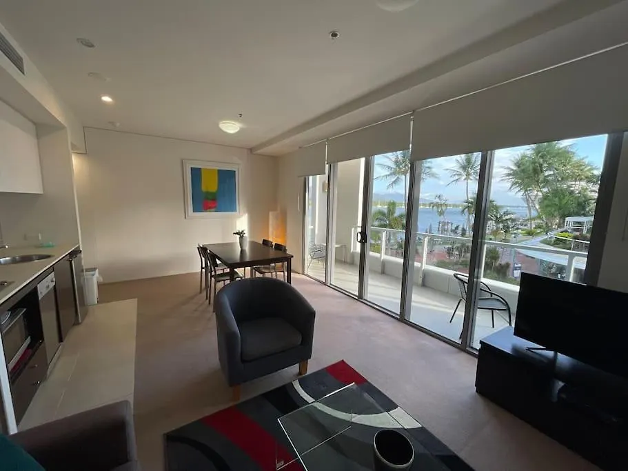 Stunning Water View Apartment - Pool, Gym, Sauna. Κερνς Αυστραλία