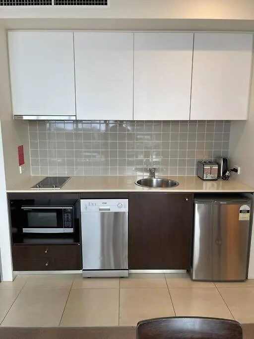 Stunning Water View Apartment - Pool, Gym, Sauna. Κερνς