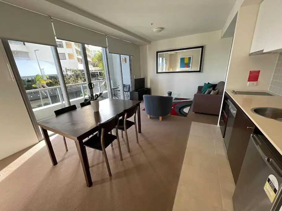 Stunning Water View Apartment - Pool, Gym, Sauna. Κερνς