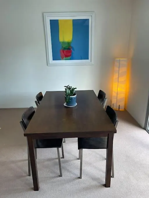 Stunning Water View Apartment - Pool, Gym, Sauna. Κερνς