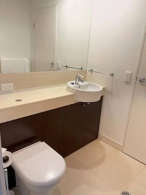 Stunning Water View Apartment - Pool, Gym, Sauna. Κερνς