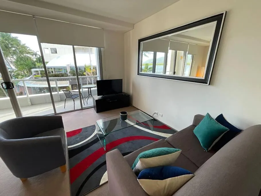Stunning Water View Apartment - Pool, Gym, Sauna. Κερνς