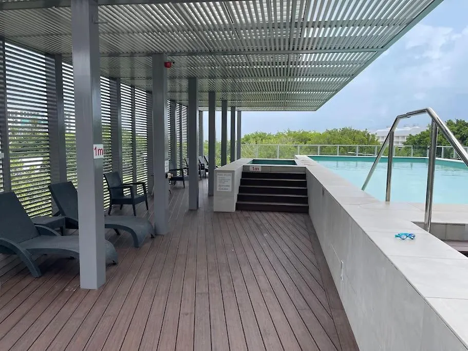 Stunning Water View Apartment - Pool, Gym, Sauna. Κερνς