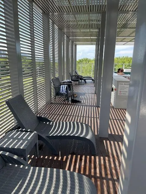 Stunning Water View Apartment - Pool, Gym, Sauna. Κερνς