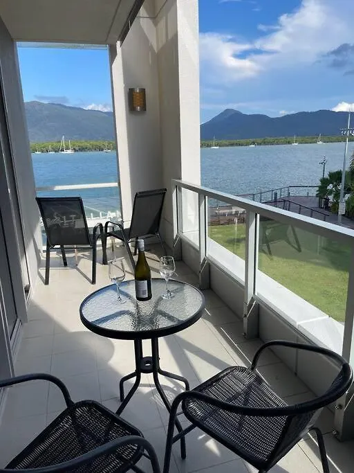 Stunning Water View Apartment - Pool, Gym, Sauna. Κερνς Αυστραλία