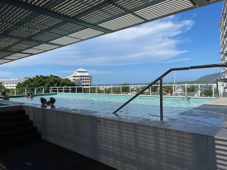 Stunning Water View Apartment - Pool, Gym, Sauna. Κερνς Αυστραλία
